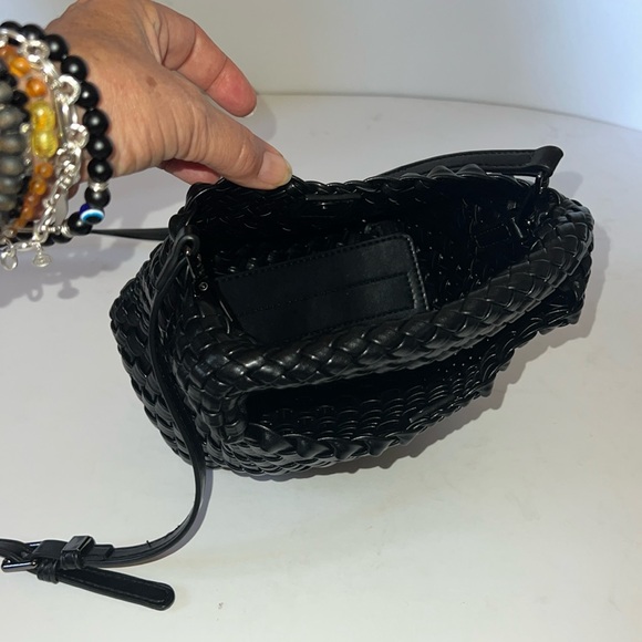 Woven mini bag with small zip case, snap closure. PU vegan “leather”. - Picture 3 of 4